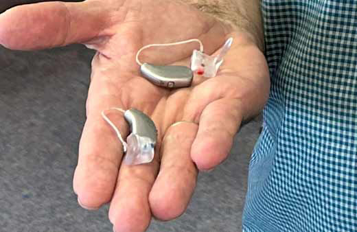 Hörgeräte in der Hand